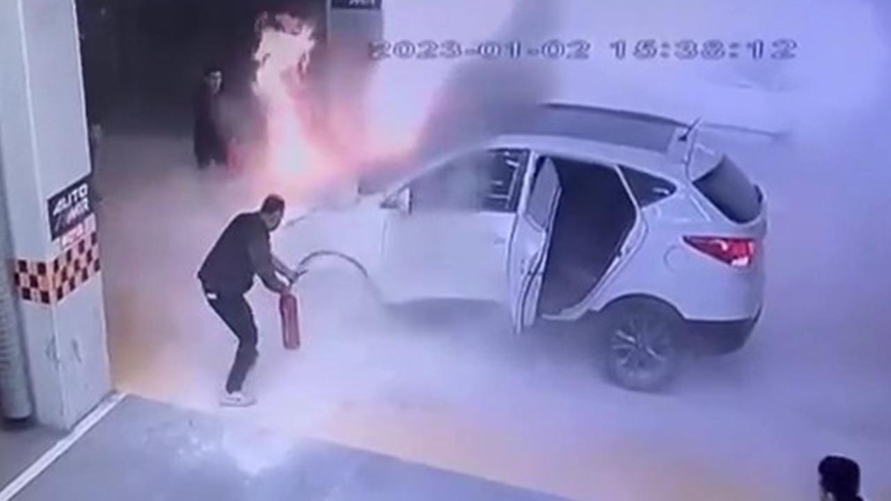 Ekspertize getirilen aracın motoru patladı Ekspertize getirilen aracın motoru patladı