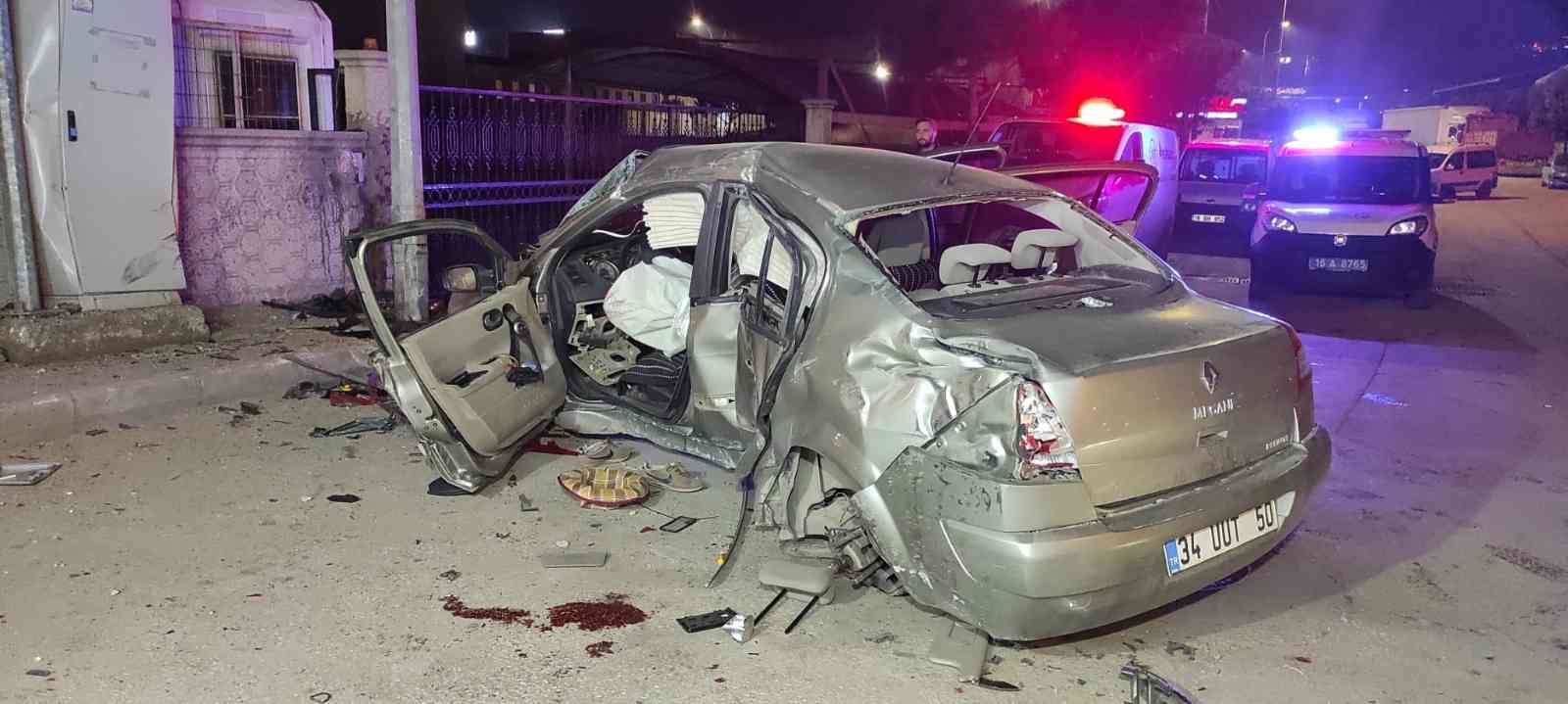 Bursa’da korkunç kaza! Otomobil hurdaya döndü