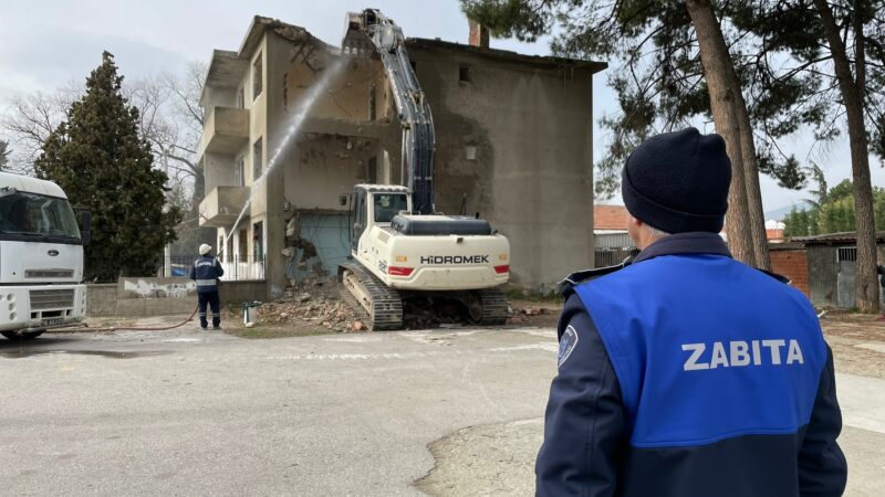 Gürsu’da riskli metruk yapı yıkıldı Gürsu Belediyesi ekipleri riskli olduğu belirlenen 40 yıllık binanın yıkımını