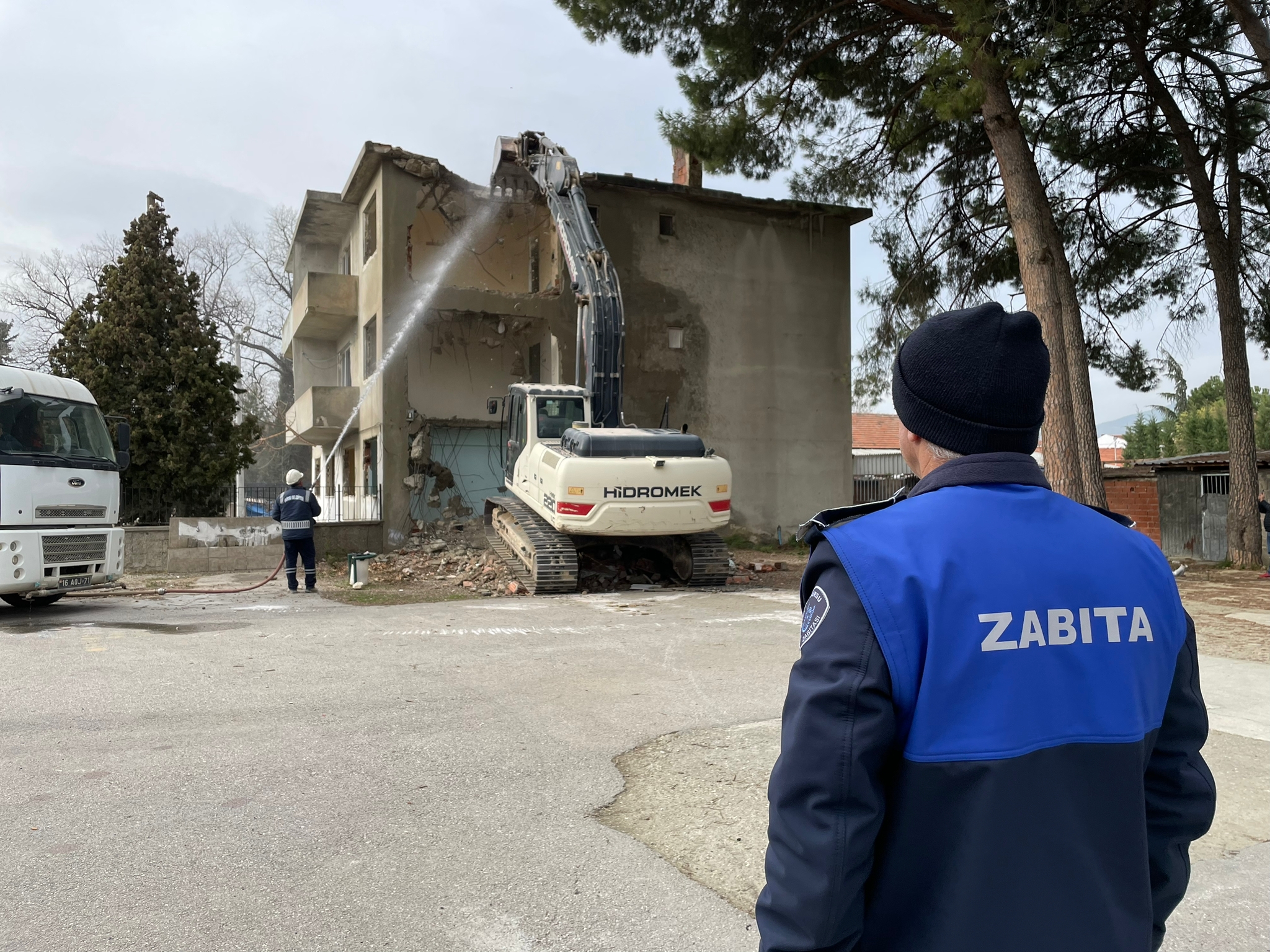 Gürsu’da riskli metruk yapı yıkıldı