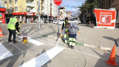 Gürsu’da yaya güvenliği için yol işaretleri yenileniyor