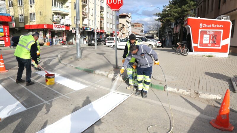 Gürsu’da yaya güvenliği için yol işaretleri yenileniyor Gürsu Belediyesi Zabıta Müdürlüğü Trafik Birimi’nce yapılan çalışmalar kapsamında, okul