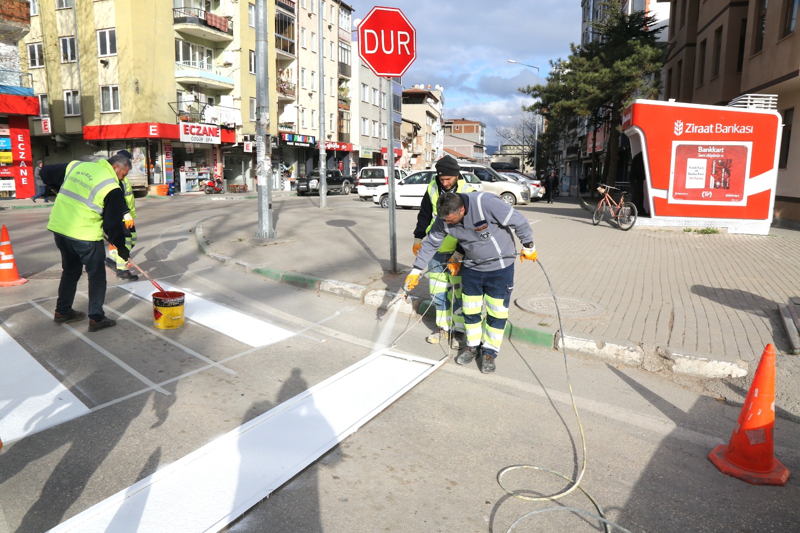 Gürsu’da yaya güvenliği için yol işaretleri yenileniyor