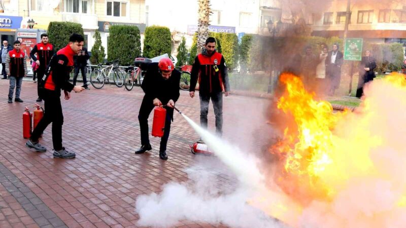 Gürsu Belediyesi’nde tatbikat Bursa’nın Gürsu ilçesinde belediye personeli, deprem ve yangın tatbikatında muhtemel