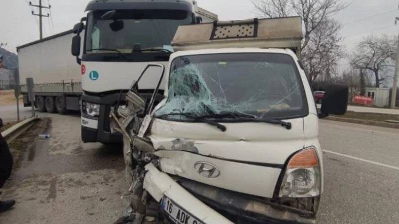 Bursa’da feci kaza! Aracın içinde sıkıştı Bursa’da TIR ile kamyonetin çarpışması sonucu 1 kişi sıkışarak yaralandı.