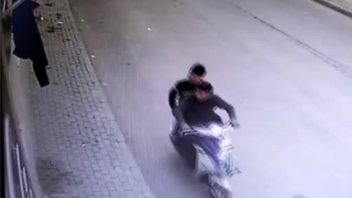 Bursa’da motosikletli çamaşır hırsızları kamerada Bursa’da motosikletli çamaşır hırsızları kamerada