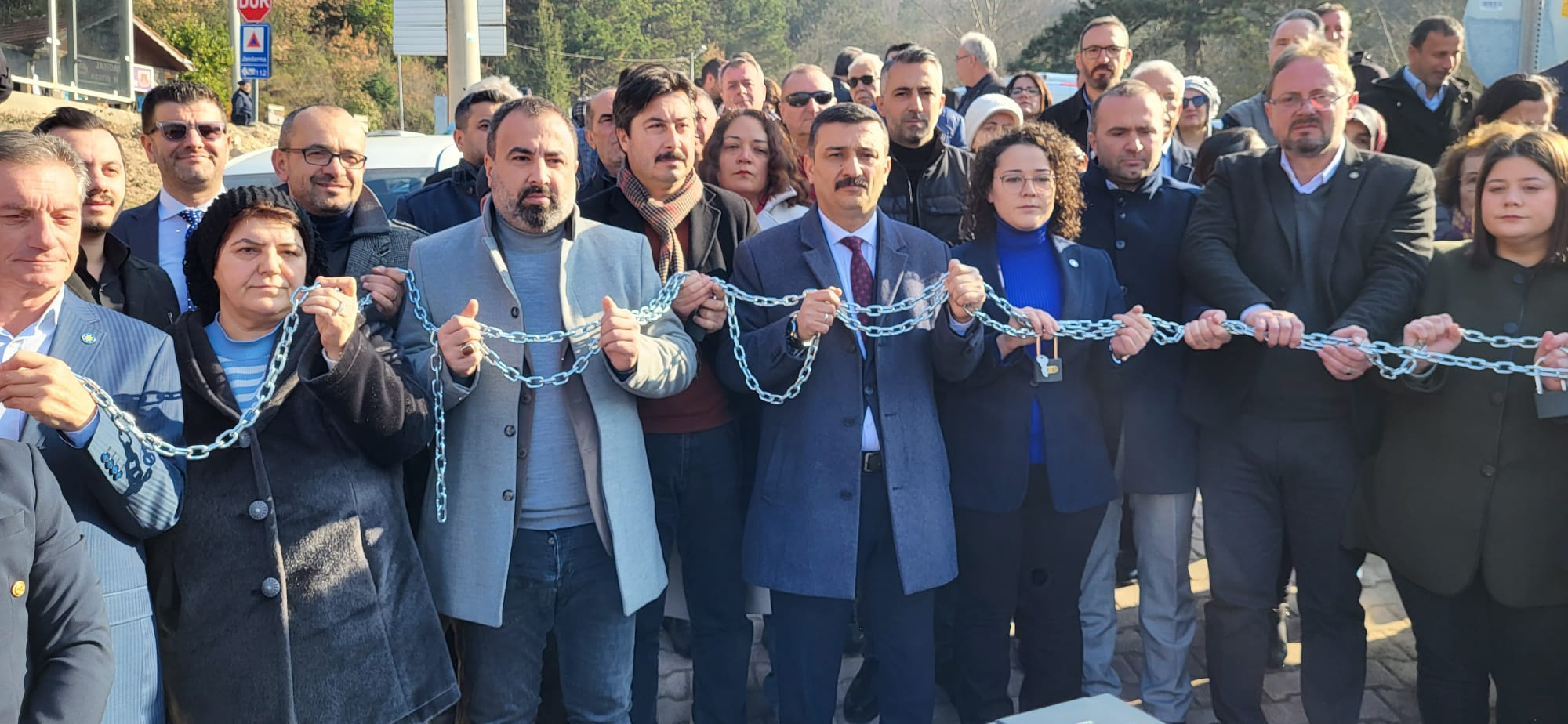 Bursa’da zincirli protesto! Bursa’da zincirli protesto!