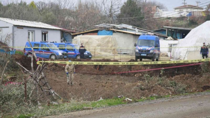 Bursa’da jandarma dedektörle cinayetin işlendiği suç aletini arıyor Bursa’nın Orhangazi ilçesine bağlı Yeniköy Mahallesi’nde zeytin ağaçlarının altına dökülen