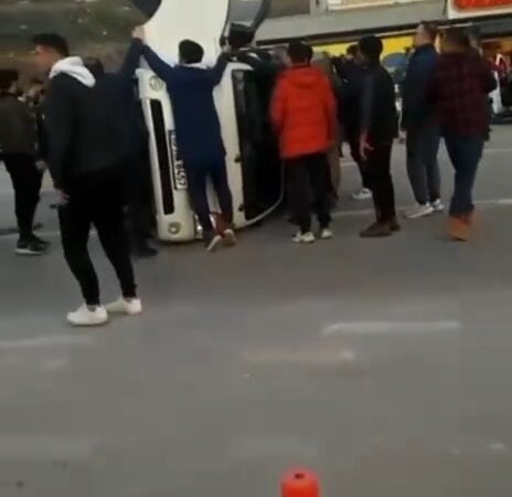 Kamyonet yan yattı! Bursa seferber oldu Bursa’da sürücüsünün kontrolünden çıkan kamyonet yan yattı. Sürücü ise çevredeki