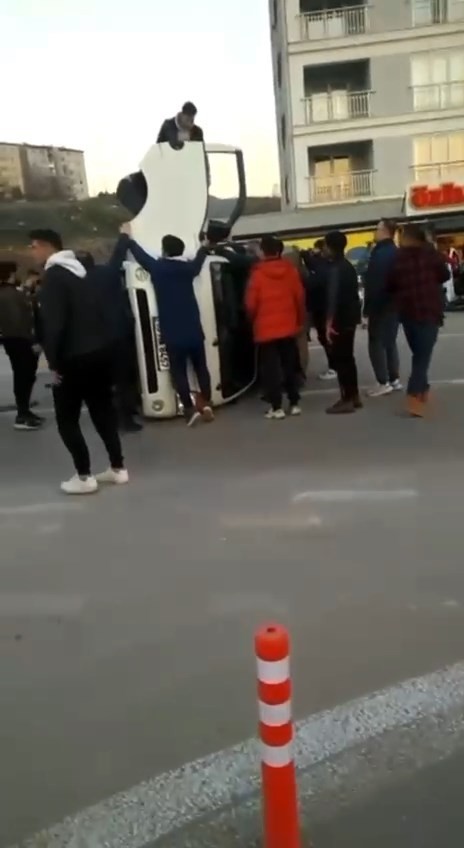 Kamyonet yan yattı! Bursa seferber oldu