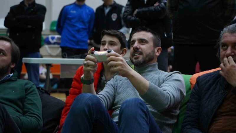 Kestel Belediyesi’nin e-spor turnuvası nefes kesti Kestel Belediyesi tarafından düzenlenen PlayStation PES 2021 turnuvası, gençler tarafından
