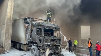 Çay yüklü TIR yandı