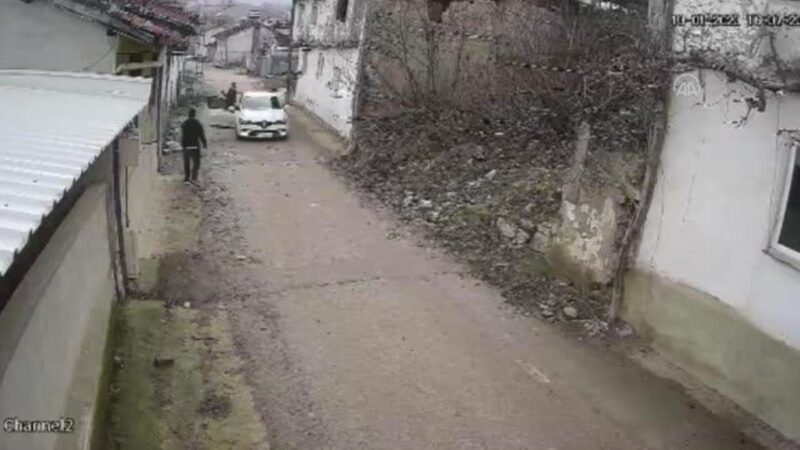 Bursa'nın İnegöl ilçesinde, kırsal mahallede bir köpeği tüfekle vurarak telef