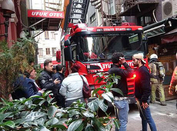 Çatı yangını paniğe neden oldu