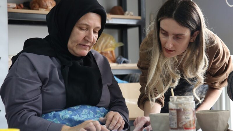 Nilüfer Belediyesi ve LÖSEV işbirliğiyle düzenlenen seramik atölyesine katılanlar keyifli