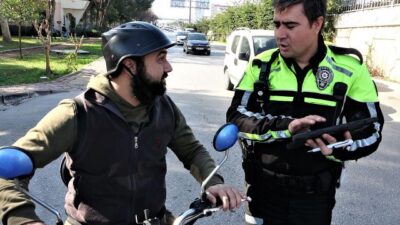 Ehliyetsiz sürücü polise yakalandı, yardıma çağırdığı arkadaşı da ehliyetsiz çıktı