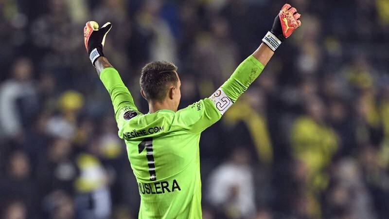 Muslera’dan Fenerbahçe maçı yorumu Galatasaray'ın kaptanı Fernando Muslera, antrenmandan önce basın mensuplarına açıklamada bulundu.