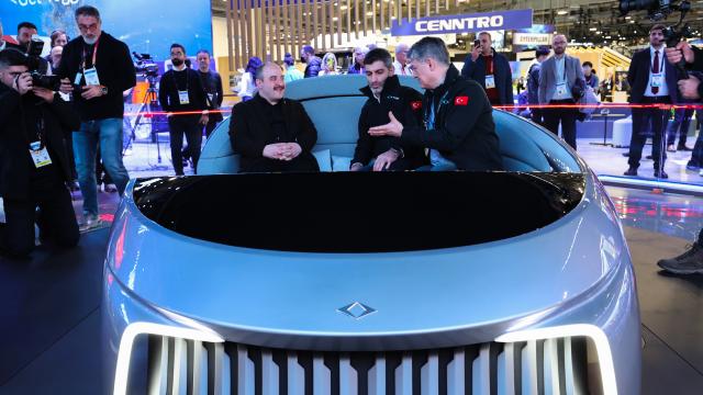 Bakan Varank, Togg’un CES 2023’teki standını ziyaret etti