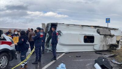 Tur midibüsü devrildi: 1 ölü, 27 yaralı