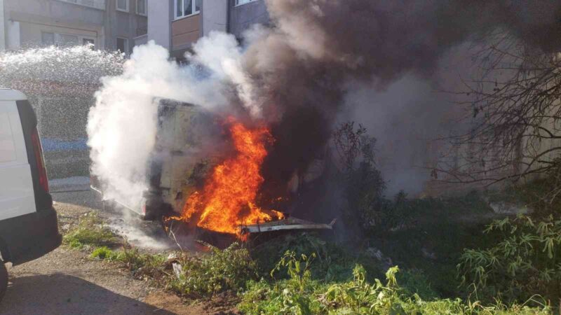 Bursa Orhangazi’de ana yol üzerinde bulunan bir oto galeri önünde