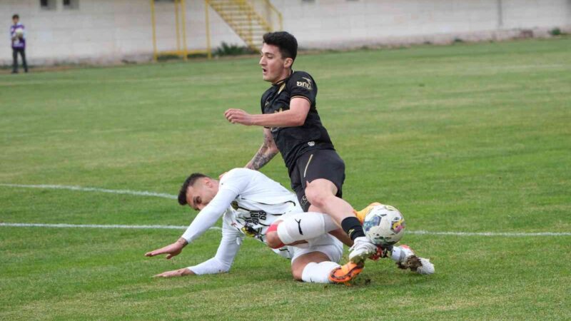 Bursaspor’dan ayrılan Ozan İsmail Koç’un Süper Lig ömrü kısa sürdü! Bakın nereye kiralandı? Yeşil beyazlı kulüple sözleşmesini tek taraflı feshedip Çaykur Rizespor'a imza