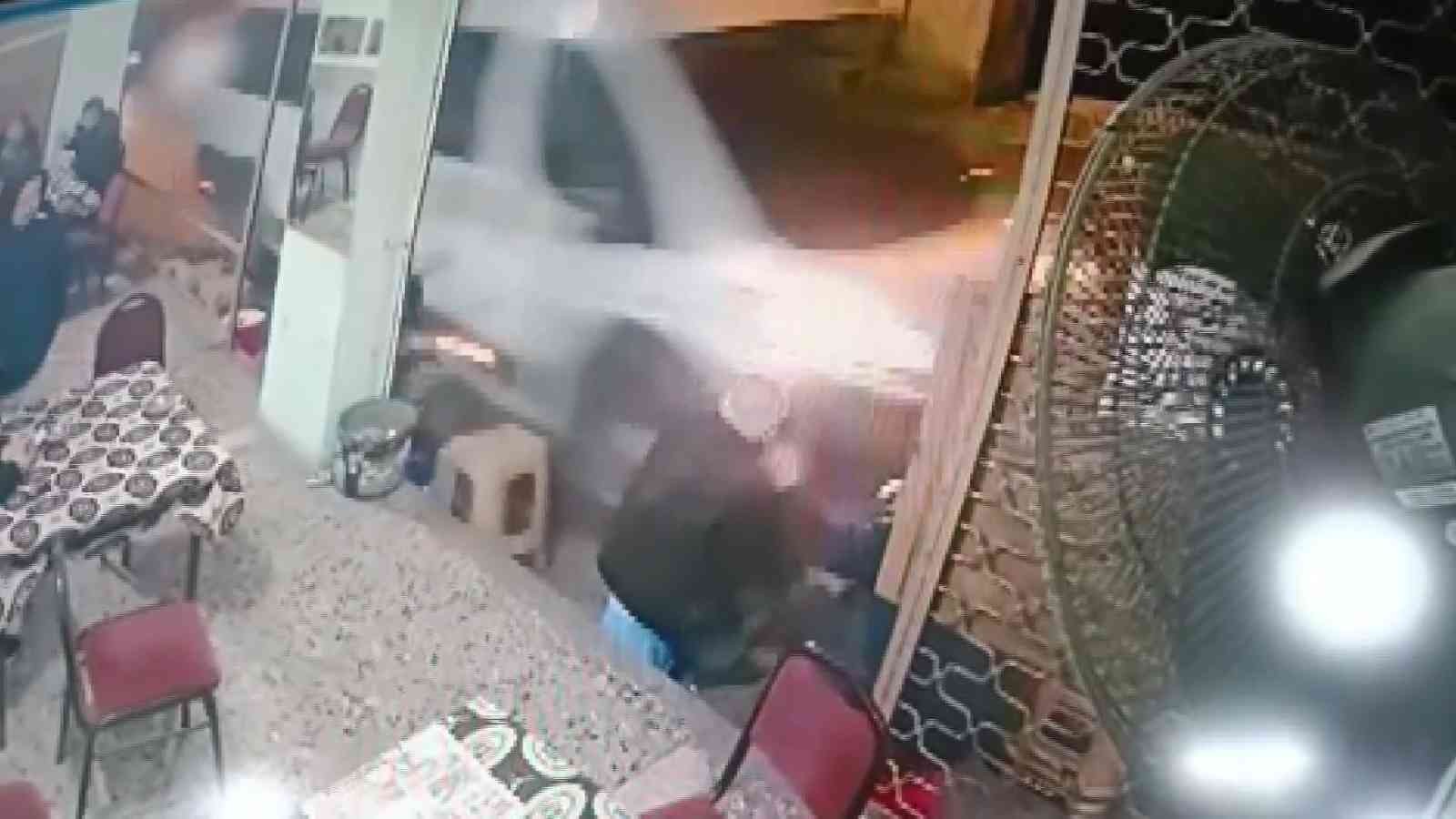 Bursa’da yürekleri ağza getiren anlar.. Minibüsün altında kalmaktan kıl payı kurtuldular