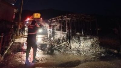 Bursa’da park halindeki halk otobüsü alev alev yandı