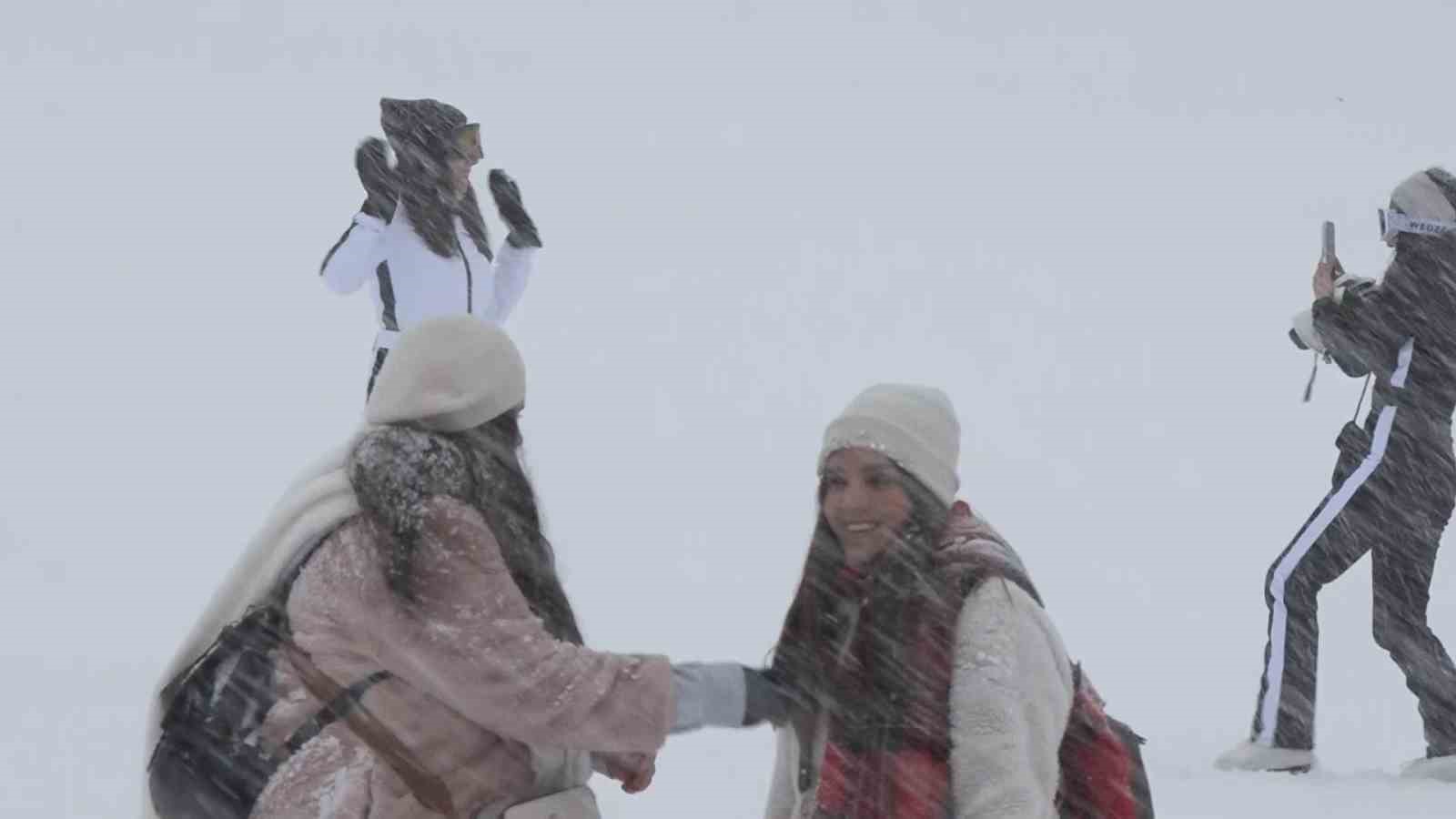 Uludağ’da kar sevinci! Ziyaretçi akını Uludağ’da kar sevinci! Ziyaretçi akını