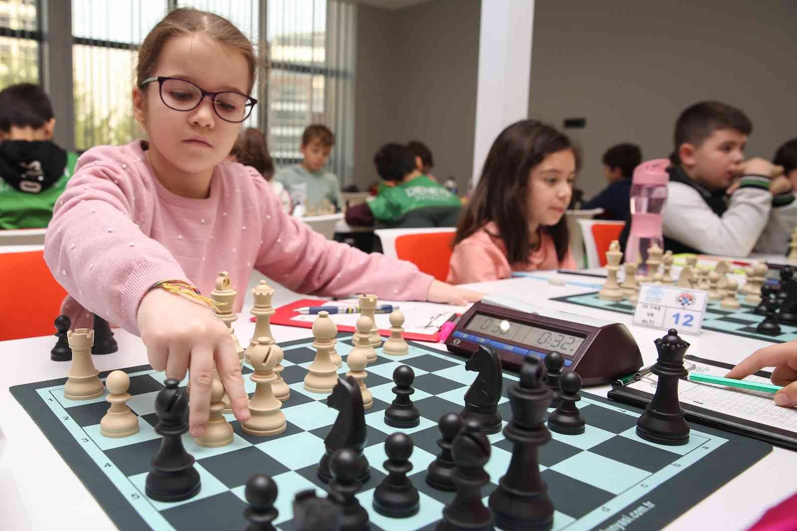 Satrançta hamleler şampiyonluk için yapıldı