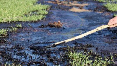 Kullanılmayan sondaj kuyusundan yeniden siyah sıvı çıktı