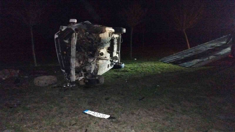 Bursa’da feci kaza! Aracın başından ayrılmadı Bursa’nın Orhangazi ilçesinde gece yarısı meydana gelen trafik kazasında hafif