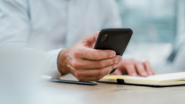 Telefonunun şarjı bitince dolandırılmaktan kurtuldu