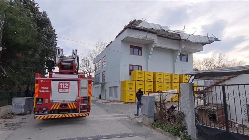 Bursa'nın İznik ilçesinde kuvvetli lodos nedeniyle bazı araçlar ve binaların