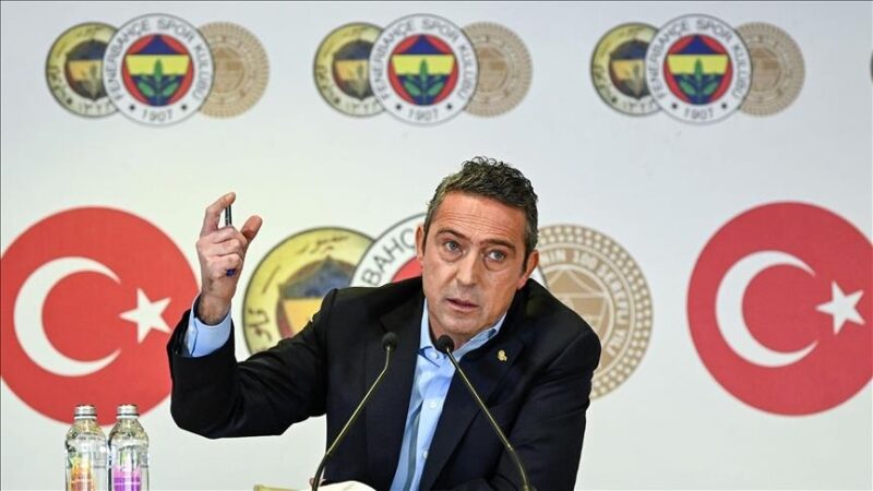 Fenerbahçe Kulübü Başkanı Ali Koç, Galatasaray Kulübü Başkanı Dursun Özbek'i