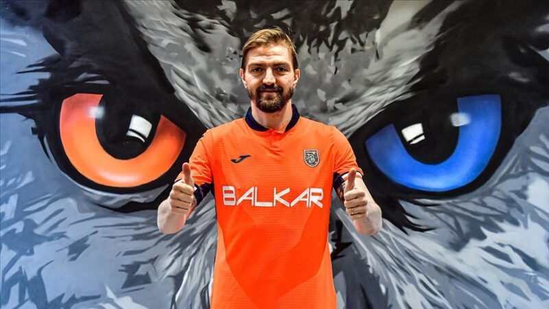 Medipol Başakşehir Kulübü, tecrübeli futbolcu Caner Erkin'i kadrosuna kattı.