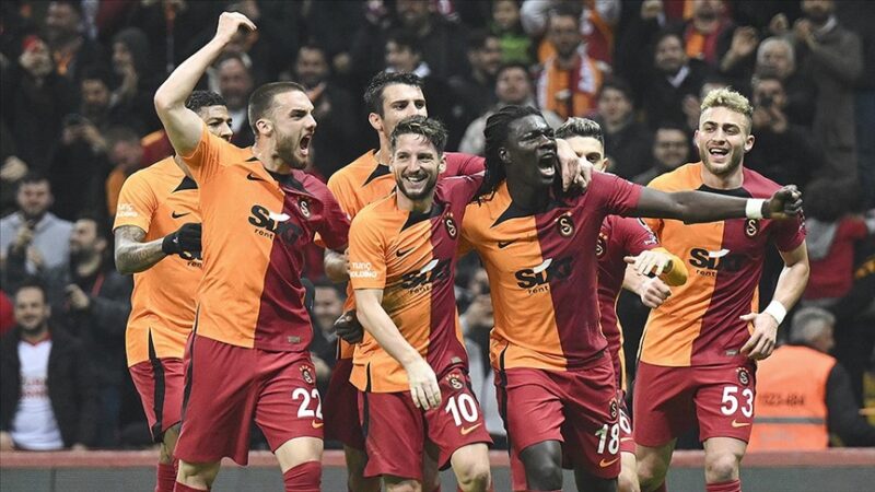 Spor Toto Süper Lig'in lideri Galatasaray, sahasında 1-0 geriye düştüğü