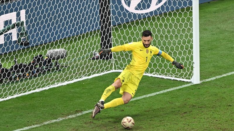 Fransız kaleci Hugo Lloris, kaptanlığını yaptığı Fransa Milli Futbol Takımı'ndaki