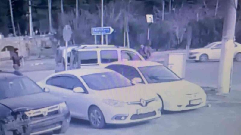 Bursa’da trafikte kurşun yağdırdı Bursa’nın İznik ilçesinde trafikte husumetlisiyle karşılaşan kişi, belinden çıkardığı tabancayla