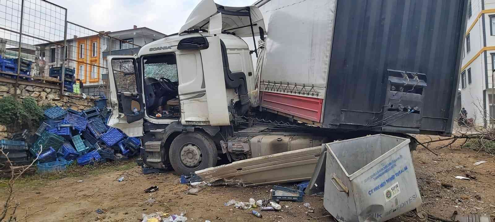 Yer: Bursa… Virajı alamayan TIR…