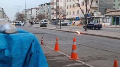 Alev alan tüpü yolun ortasına attı