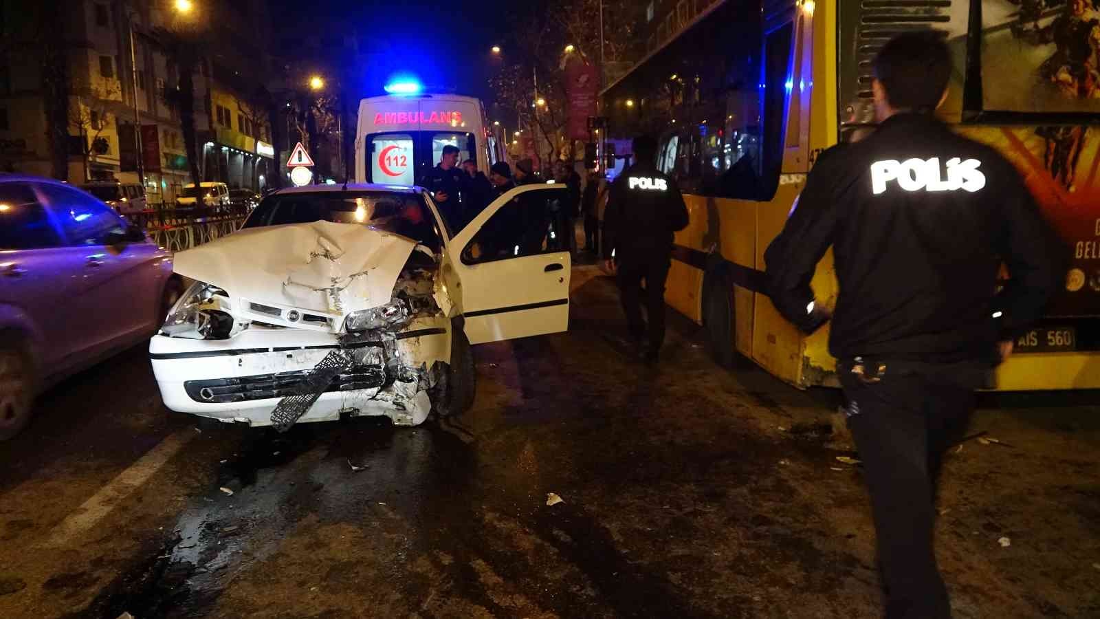 Bursa’da yeni yıla kaza yaparak girdiler Bursa’da yeni yıla kaza yaparak girdiler