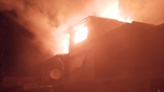 İzmir’de bir villanın çatısına yıldırım isabet etti