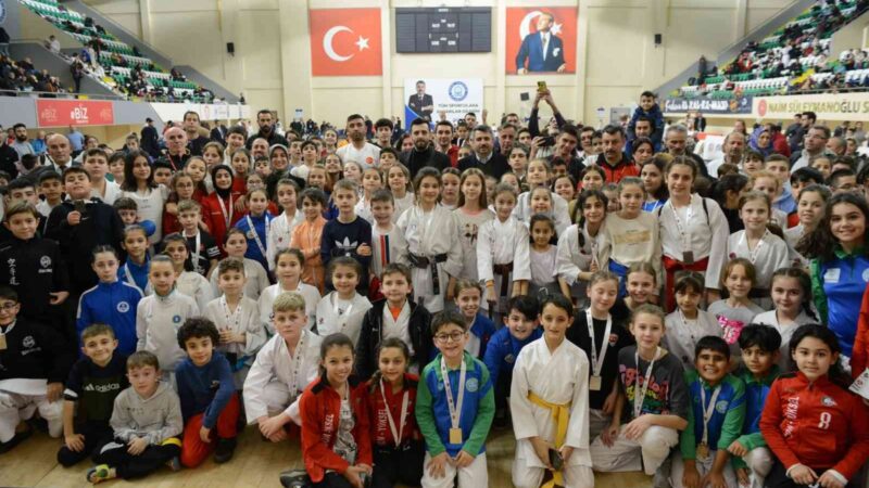 Yıldırım’da karate rüzgârı Bursa-Yıldırım Belediyesi, Naim Süleymanoğlu Spor Kompleksi’nde düzenlenen Bursa İller Arası