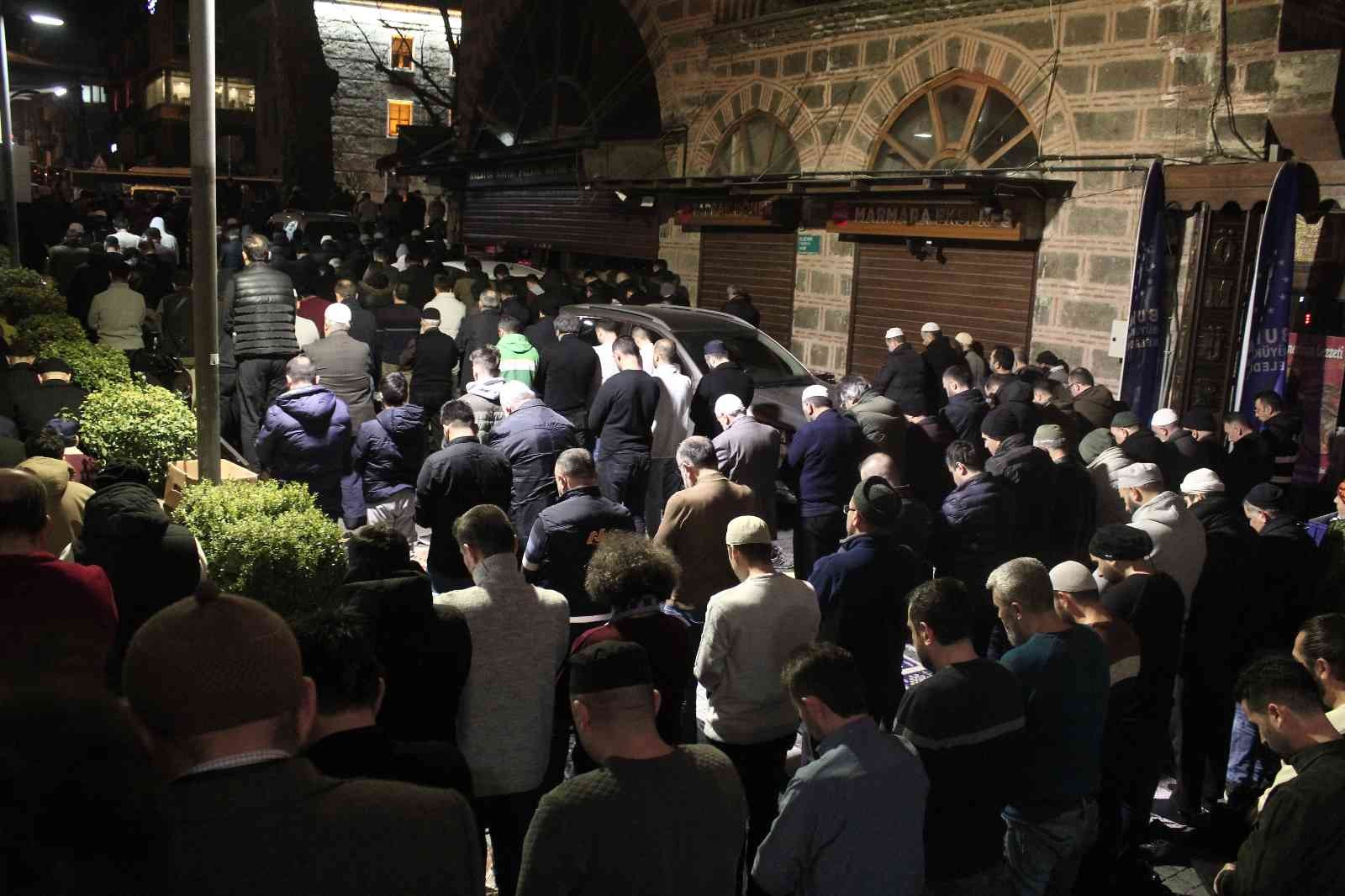 Yılın ilk günü binlerce kişi Ulucami’ye akın etti Yılın ilk günü binlerce kişi Ulucami’ye akın etti