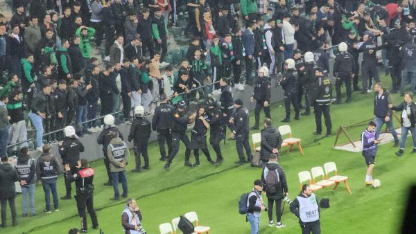 Depremzedelere yardım maçında taraftarlar arasında kavga Depremzedelere yardım maçında taraftarlar arasında kavga