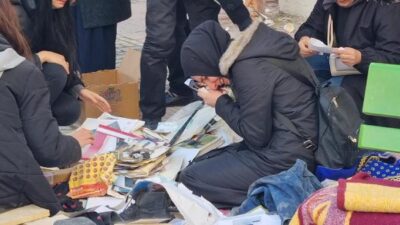 Enkazdan çıkan yakının fotoğrafını öpüp gözyaşı döktü