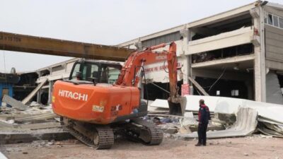 Kahramanmaraş’ta ağır hasarlı fabrikaya giren işçiler enkaz altında kaldı: 1 ölü, 4 yaralı