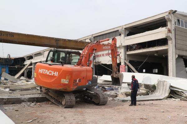 Kahramanmaraş’ta ağır hasarlı fabrikaya giren işçiler enkaz altında kaldı: 1 ölü, 4 yaralı
