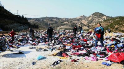 Depremzedelere büyük saygısızlık! Binlerce kıyafeti yol kenarına attılar