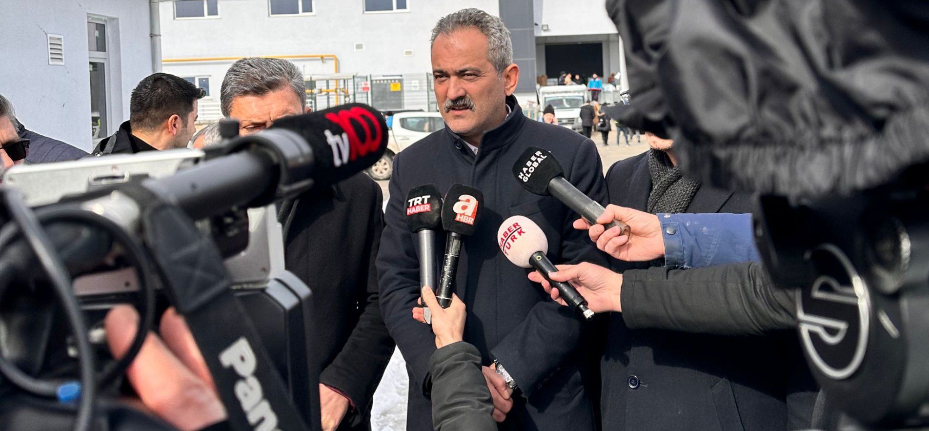 Deprem bölgesindeki okullarda devam şartı aranmayacak Deprem bölgesindeki okullarda devam şartı aranmayacak